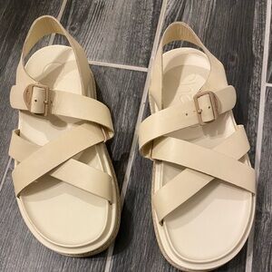 Chaco Townes Size US 8  Women's Leather Sandals Cream NWOT Summer Hiking